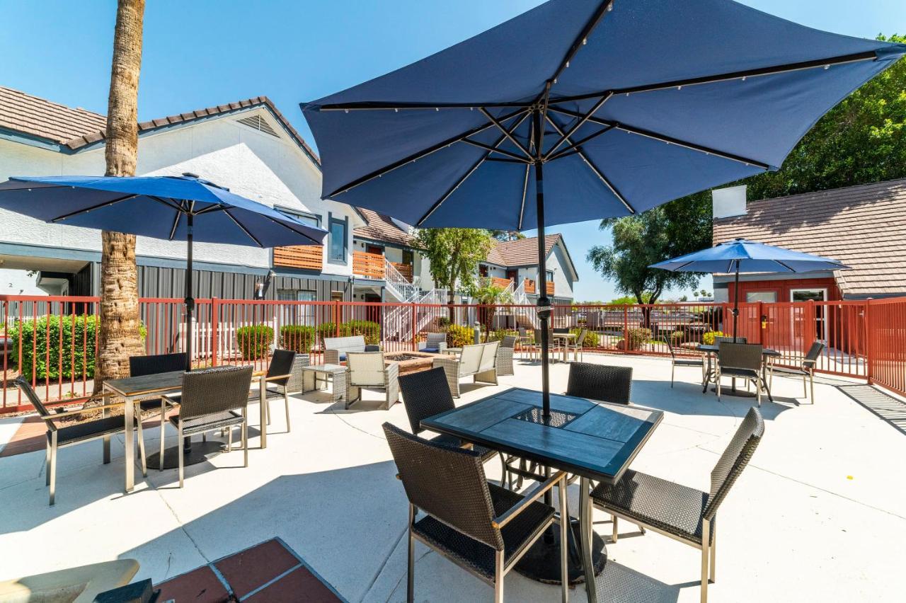 Metro Phx Queen Upstairs Sleeps 4 Modern Design Amenities Apartment